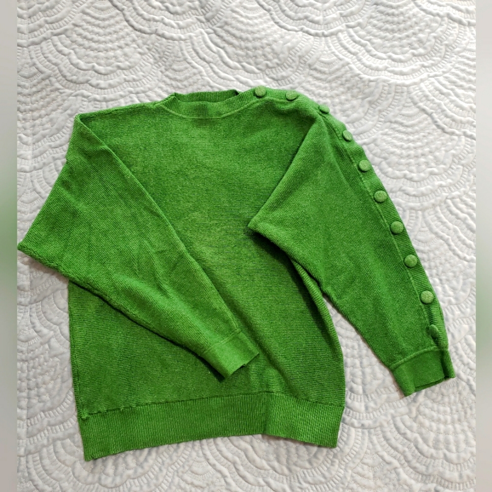 KELLY GREEN BUTTON SLEEVE SWEATER